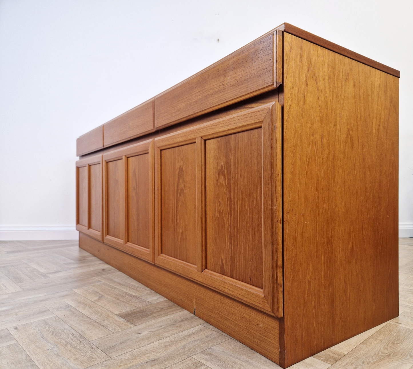 McIntosh Vintage Mid Century Golden Teak Danish Design Sideboard Buffet Credenza