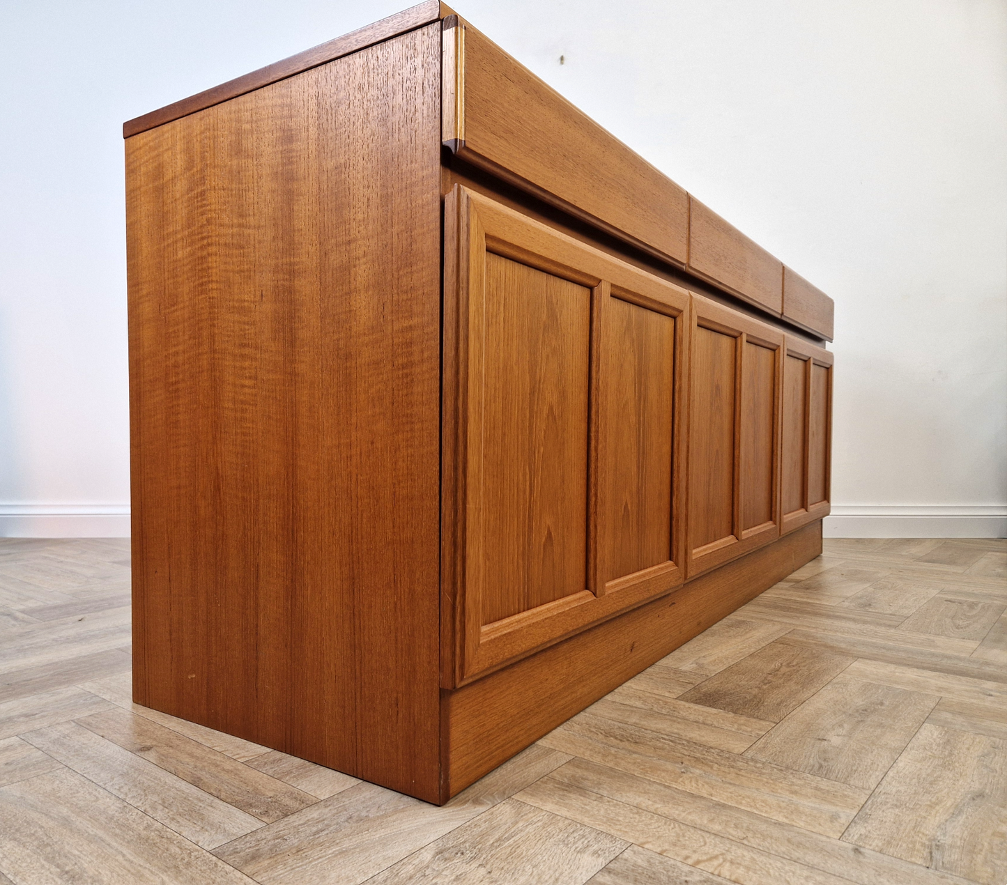 McIntosh Vintage Mid Century Golden Teak Danish Design Sideboard Buffet Credenza