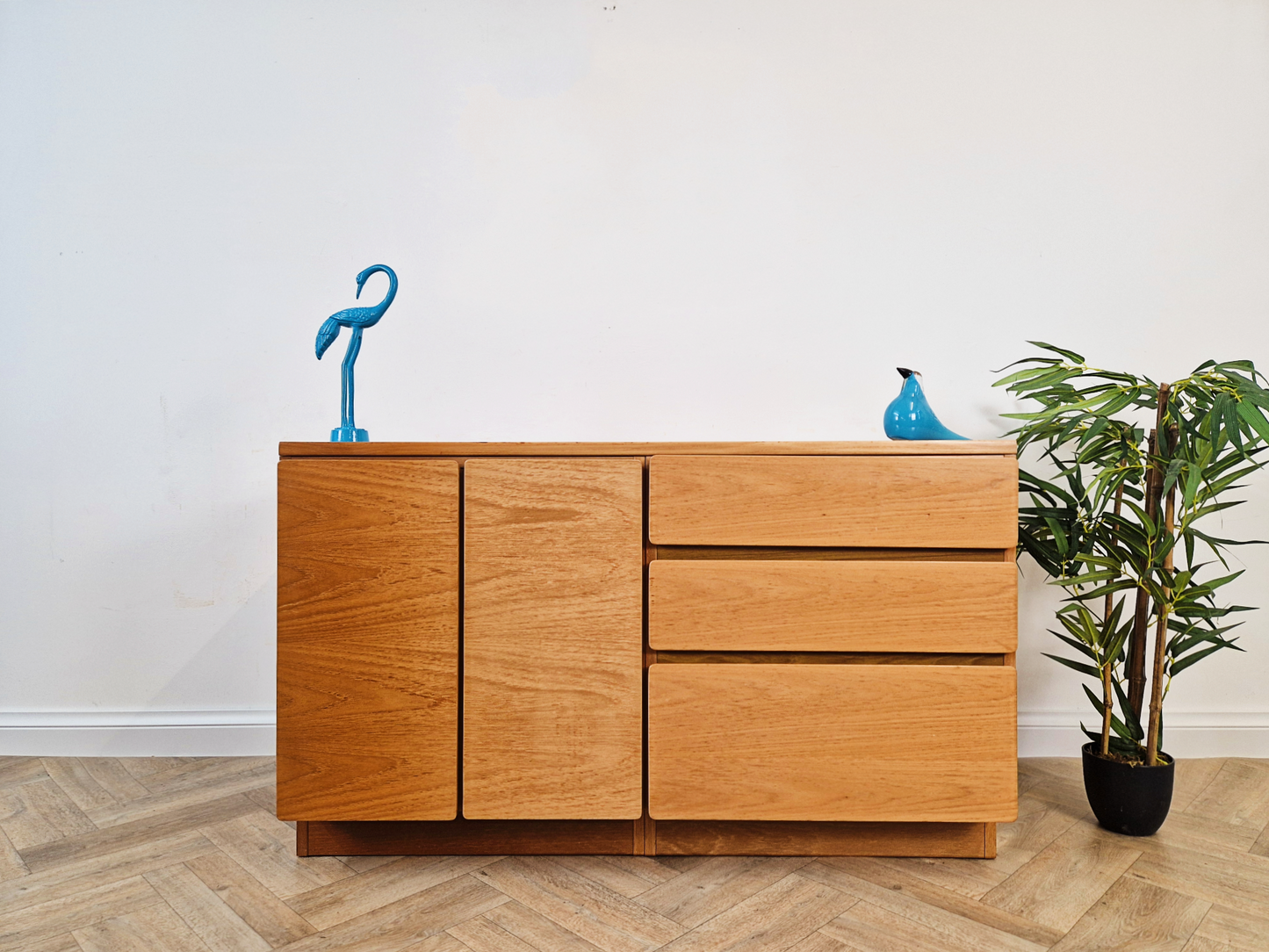 Beaver & Tapley Model 33 Vintage Mid Century Blond Teak Compact Sideboard Entertainment Unit