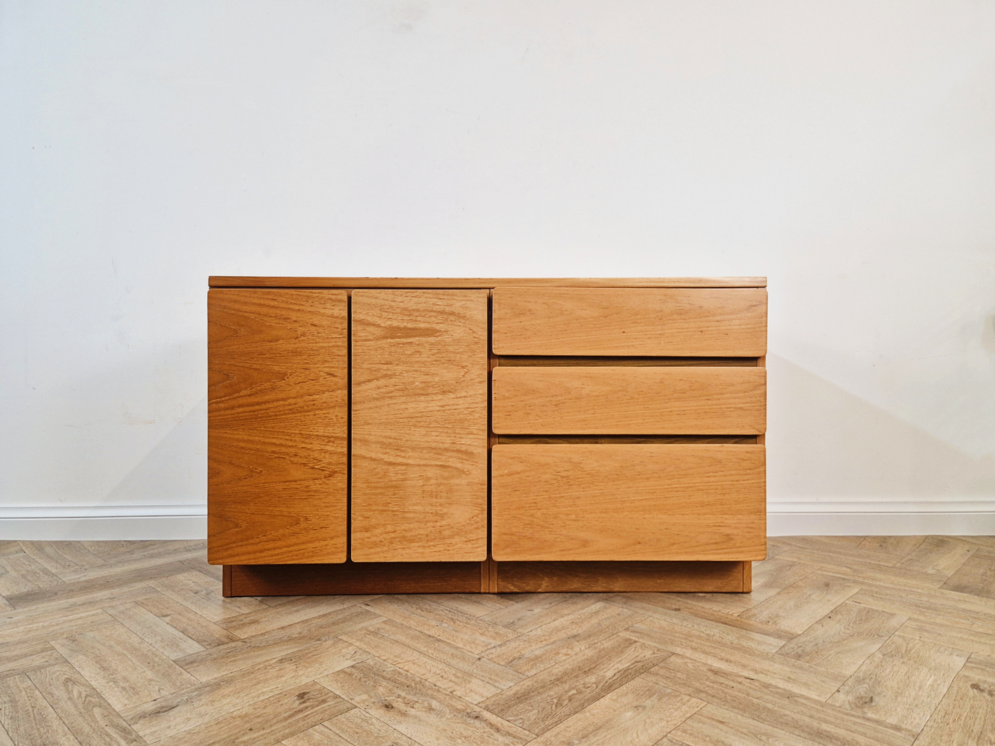Beaver & Tapley Model 33 Vintage Mid Century Blond Teak Compact Sideboard Entertainment Unit