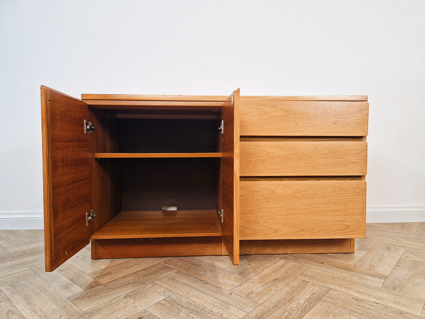 Beaver & Tapley Model 33 Vintage Mid Century Blond Teak Compact Sideboard Entertainment Unit