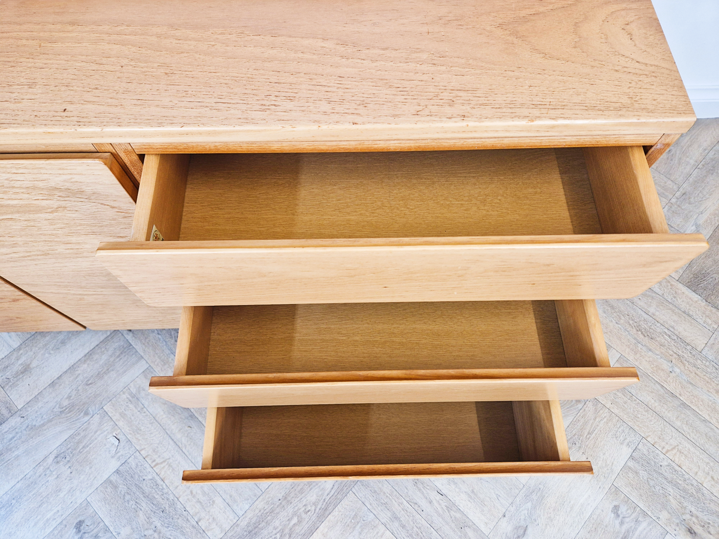Beaver & Tapley Model 33 Vintage Mid Century Blond Teak Compact Sideboard Entertainment Unit