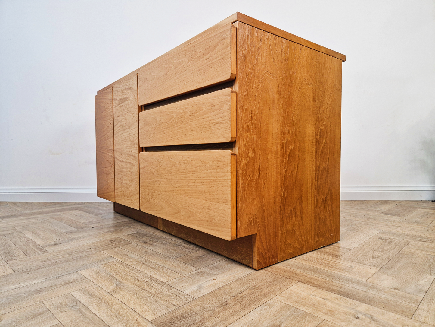 Beaver & Tapley Model 33 Vintage Mid Century Blond Teak Compact Sideboard Entertainment Unit