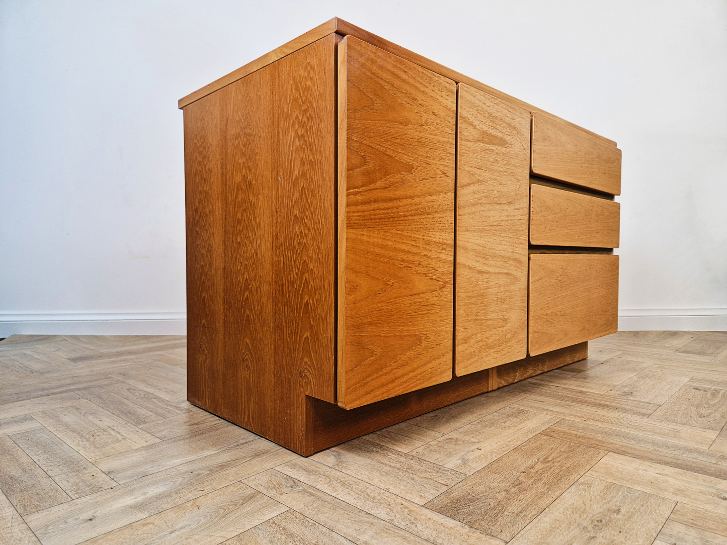 Beaver & Tapley Model 33 Vintage Mid Century Blond Teak Compact Sideboard Entertainment Unit