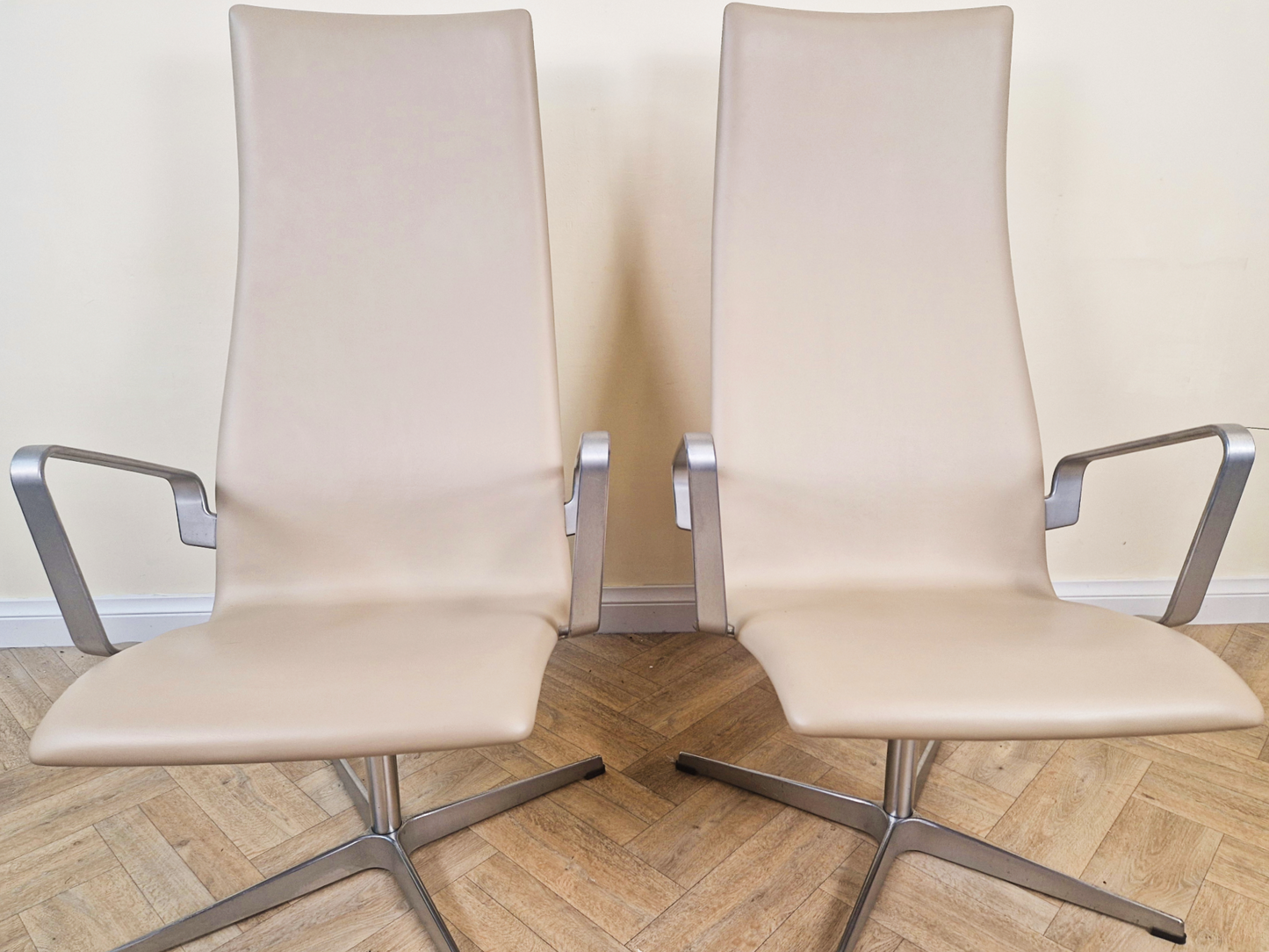 Pair Arne Jacobsen Fritz Hansen Oxford Mid Century Danish Design Highback Chairs