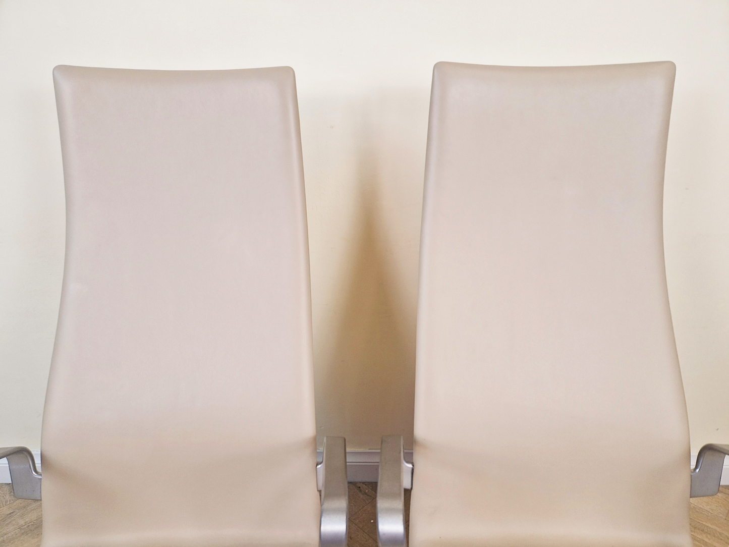 Pair Arne Jacobsen Fritz Hansen Oxford Mid Century Danish Design Highback Chairs