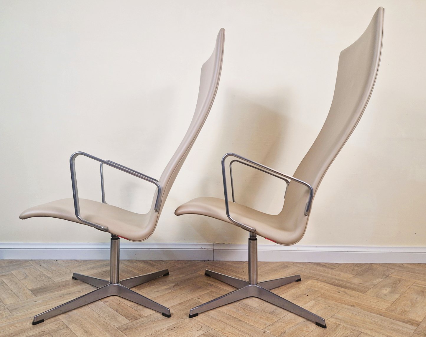 Pair Arne Jacobsen Fritz Hansen Oxford Mid Century Danish Design Highback Chairs
