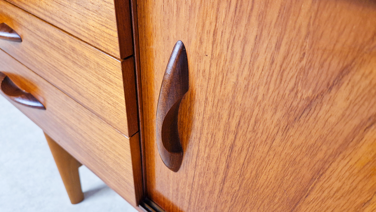 Avalon Vintage Mid Century Medium Teak Danish Design Sideboard Credenza