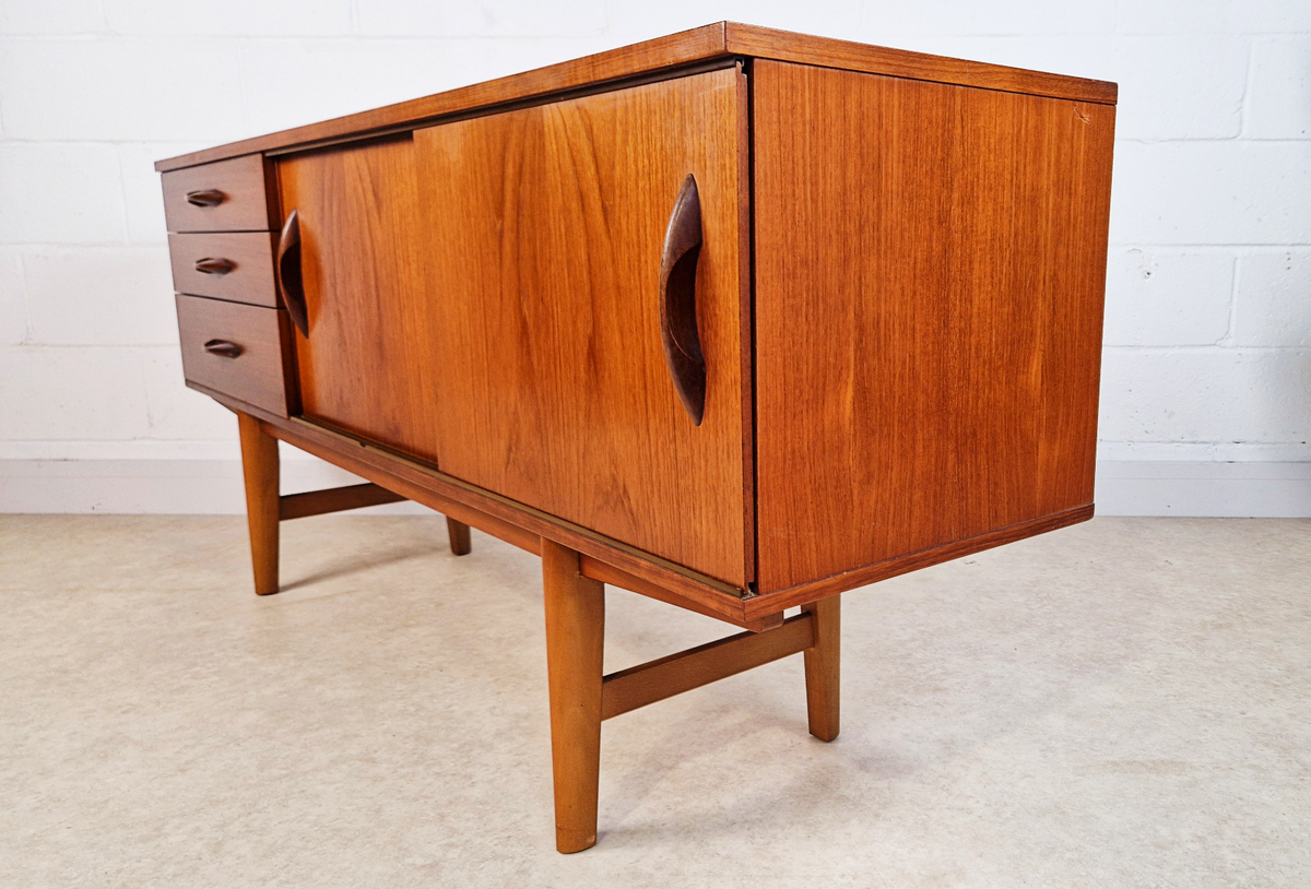 Avalon Vintage Mid Century Medium Teak Danish Design Sideboard Credenza