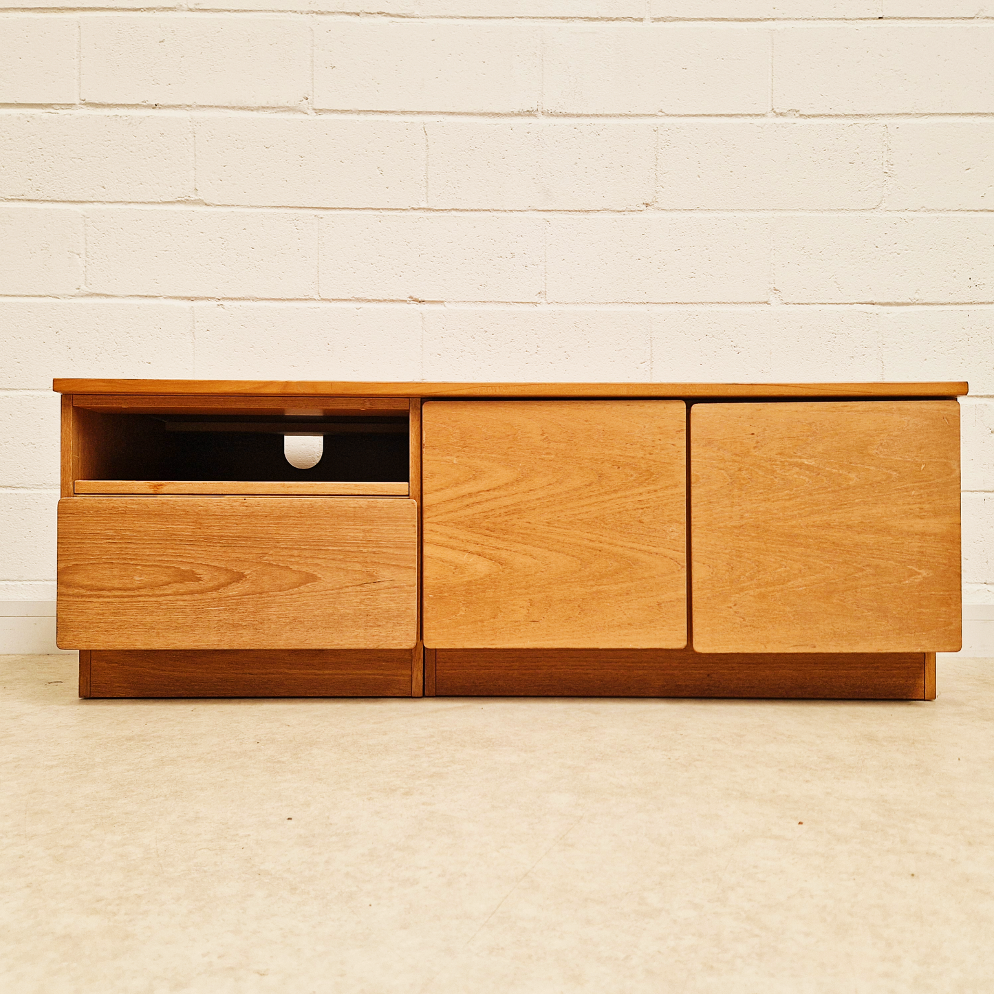 Beaver & Tapley Model 33 Vintage Mid Century Blond Teak Sideboard Entertainment Unit