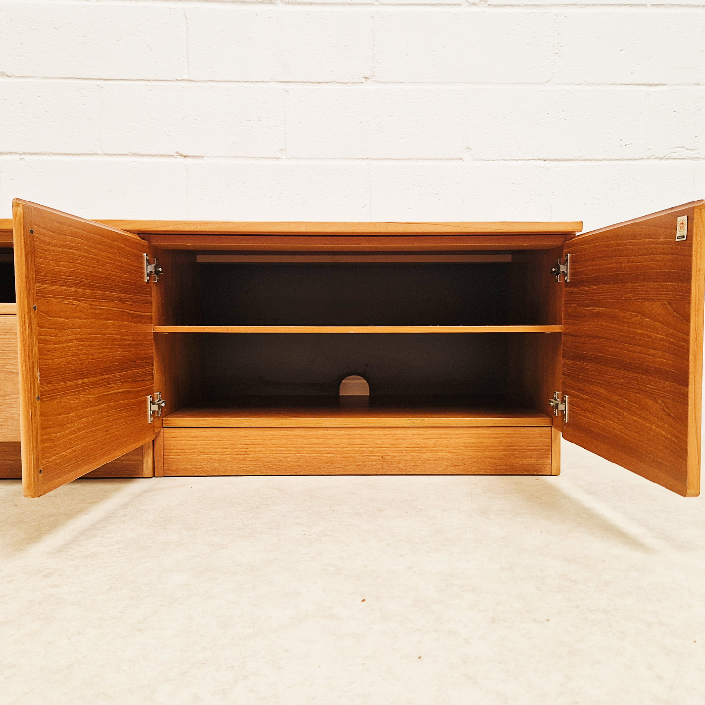 Beaver & Tapley Model 33 Vintage Mid Century Blond Teak Sideboard Entertainment Unit