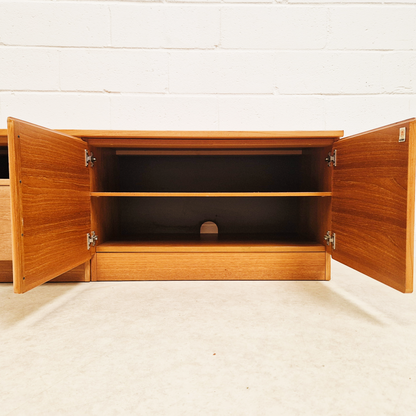 Beaver & Tapley Model 33 Vintage Mid Century Blond Teak Sideboard Entertainment Unit