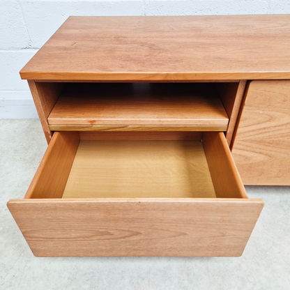 Beaver & Tapley Model 33 Vintage Mid Century Blond Teak Sideboard Entertainment Unit