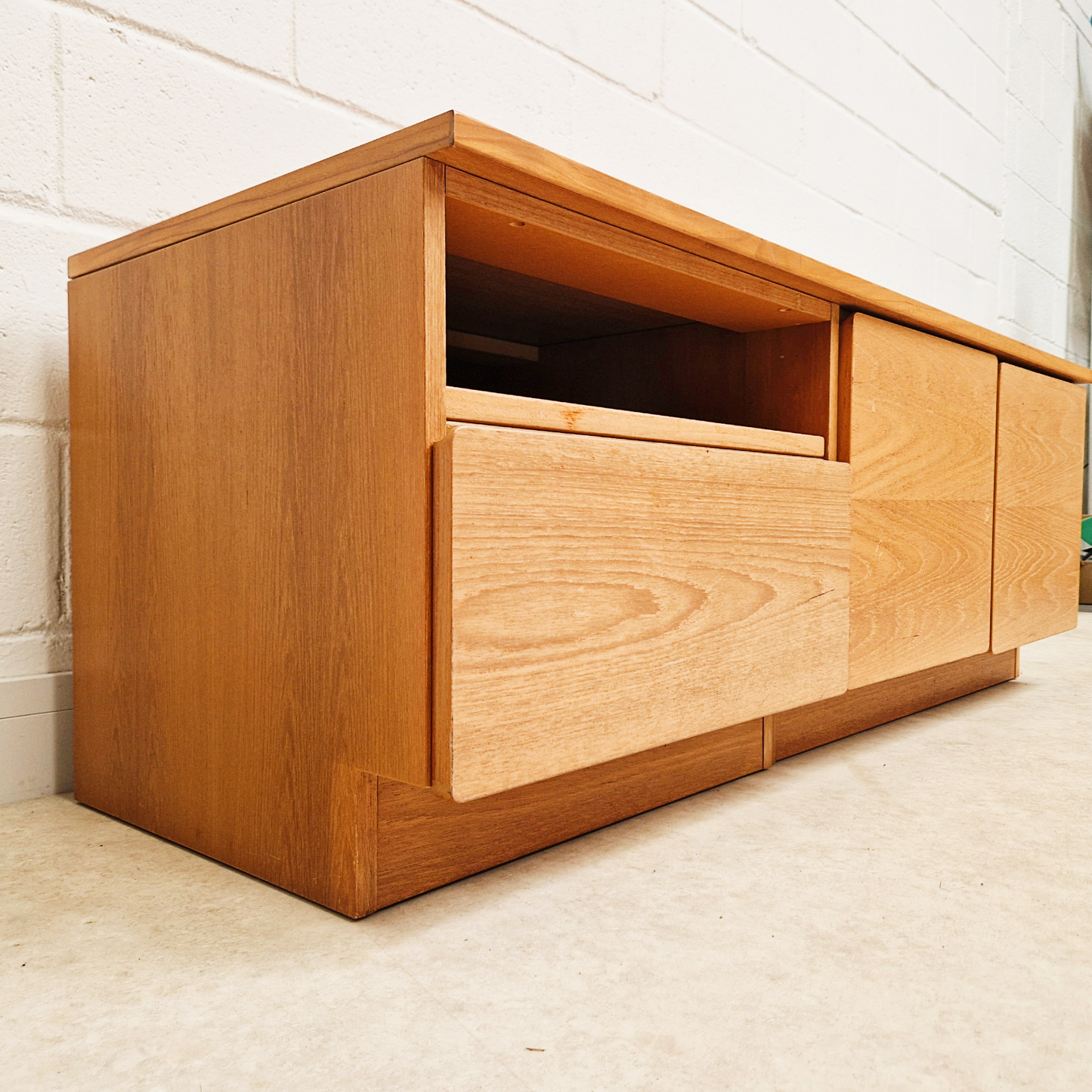 Beaver & Tapley Model 33 Vintage Mid Century Blond Teak Sideboard Entertainment Unit