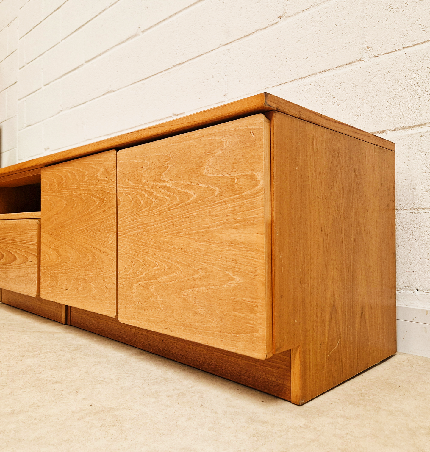 Beaver & Tapley Model 33 Vintage Mid Century Blond Teak Sideboard Entertainment Unit