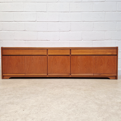 William Lawrence Vintage Mid Century 1960s Danish Deisign Sideboard Credenza