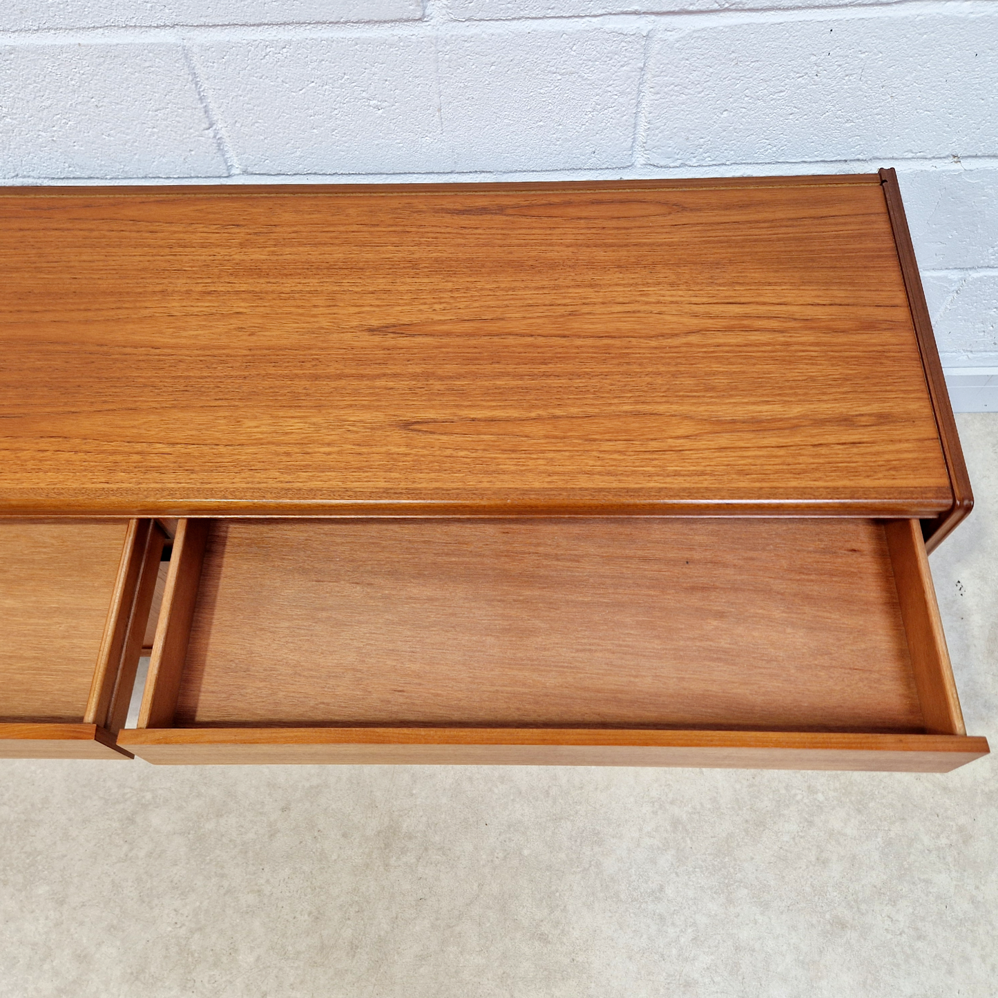 William Lawrence Vintage Mid Century 1960s Danish Deisign Sideboard Credenza