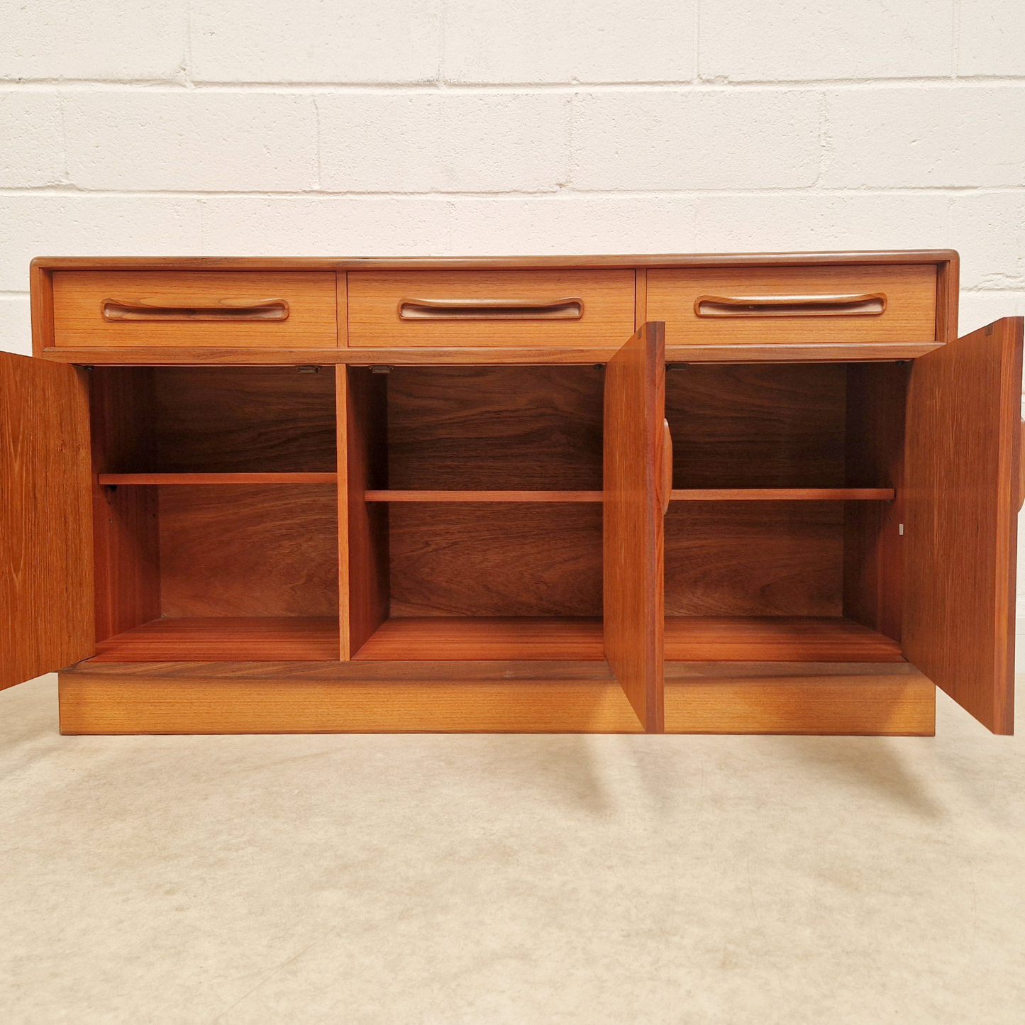 G Plan Fresco Red Label Vintage Mid Century Teak Danish Design Sideboard Buffet Credenza