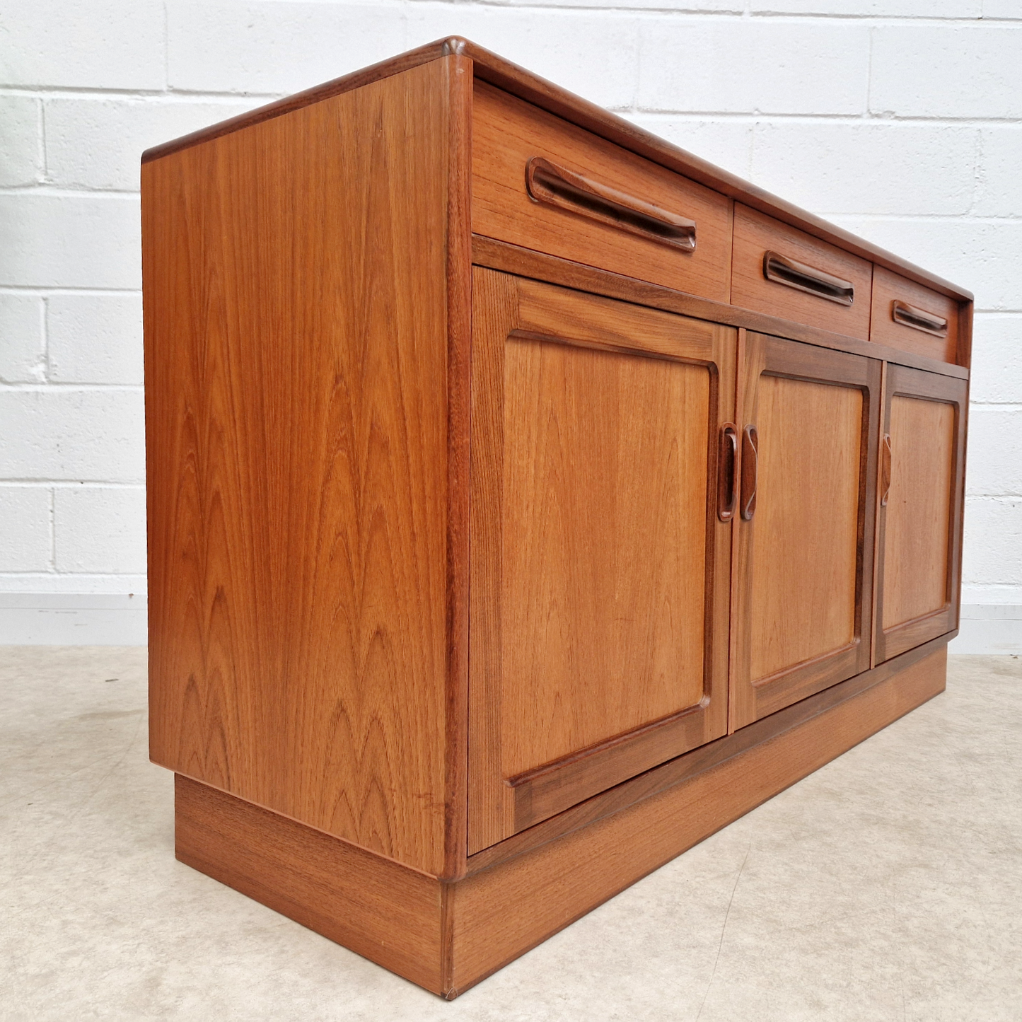 G Plan Fresco Red Label Vintage Mid Century Teak Danish Design Sideboard Buffet Credenza