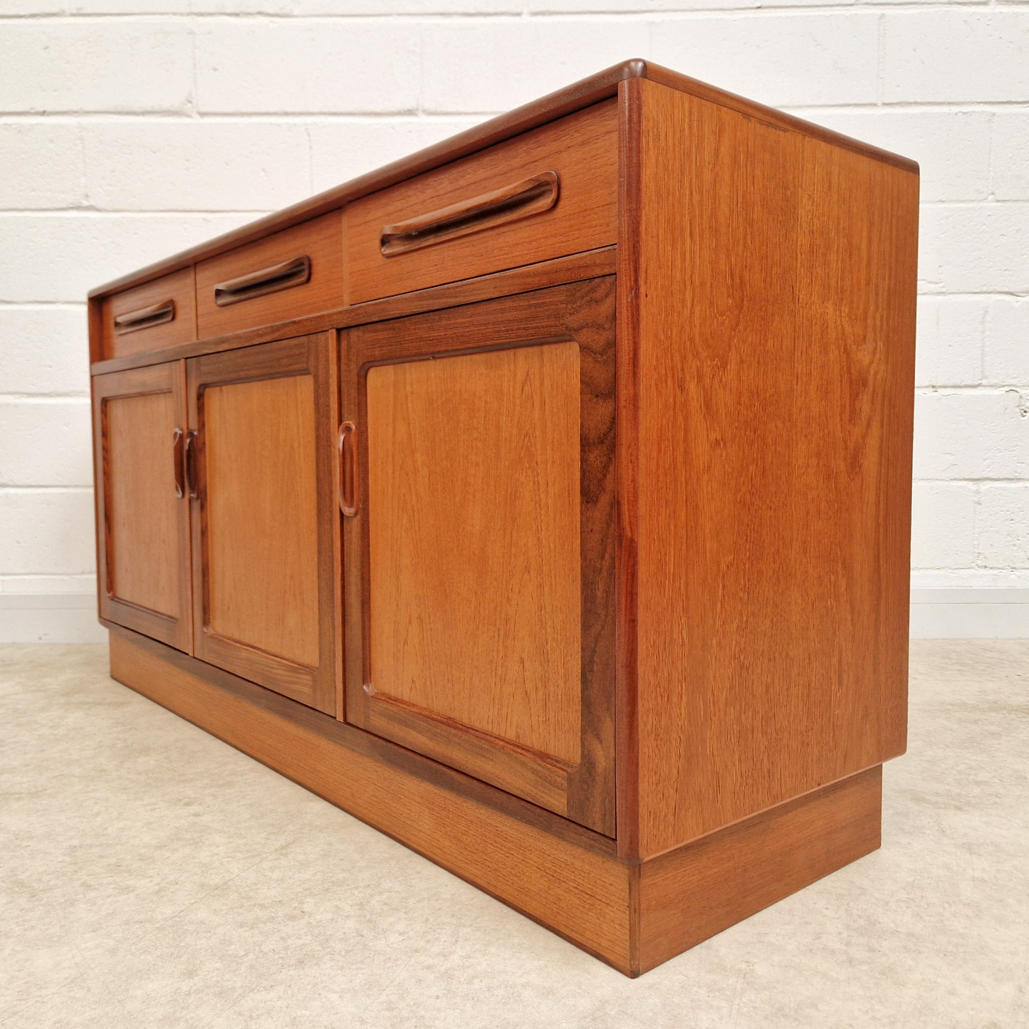 G Plan Fresco Red Label Vintage Mid Century Teak Danish Design Sideboard Buffet Credenza