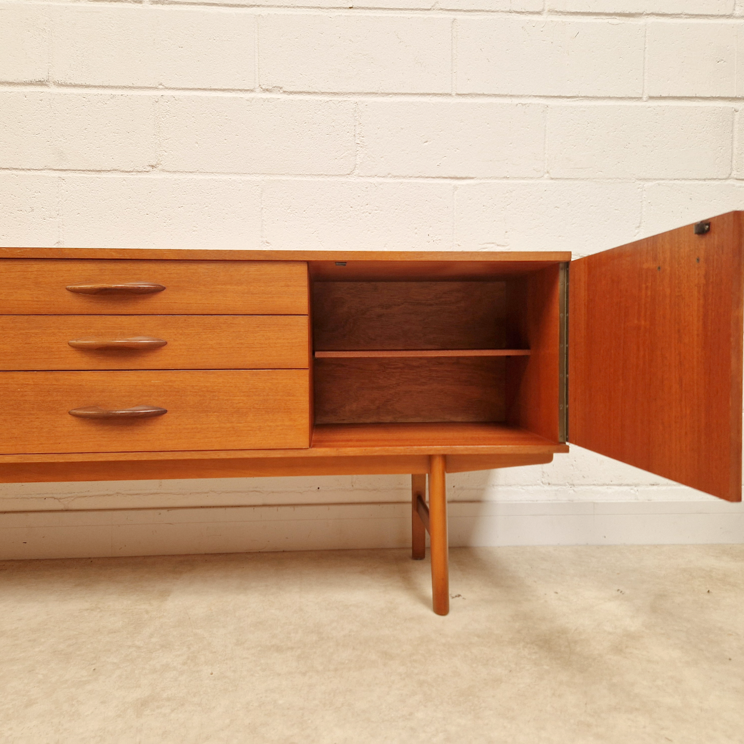 Avalon Vintage 1960s Danish Medium Teak Design Long John Sideboard Buffet Credenza