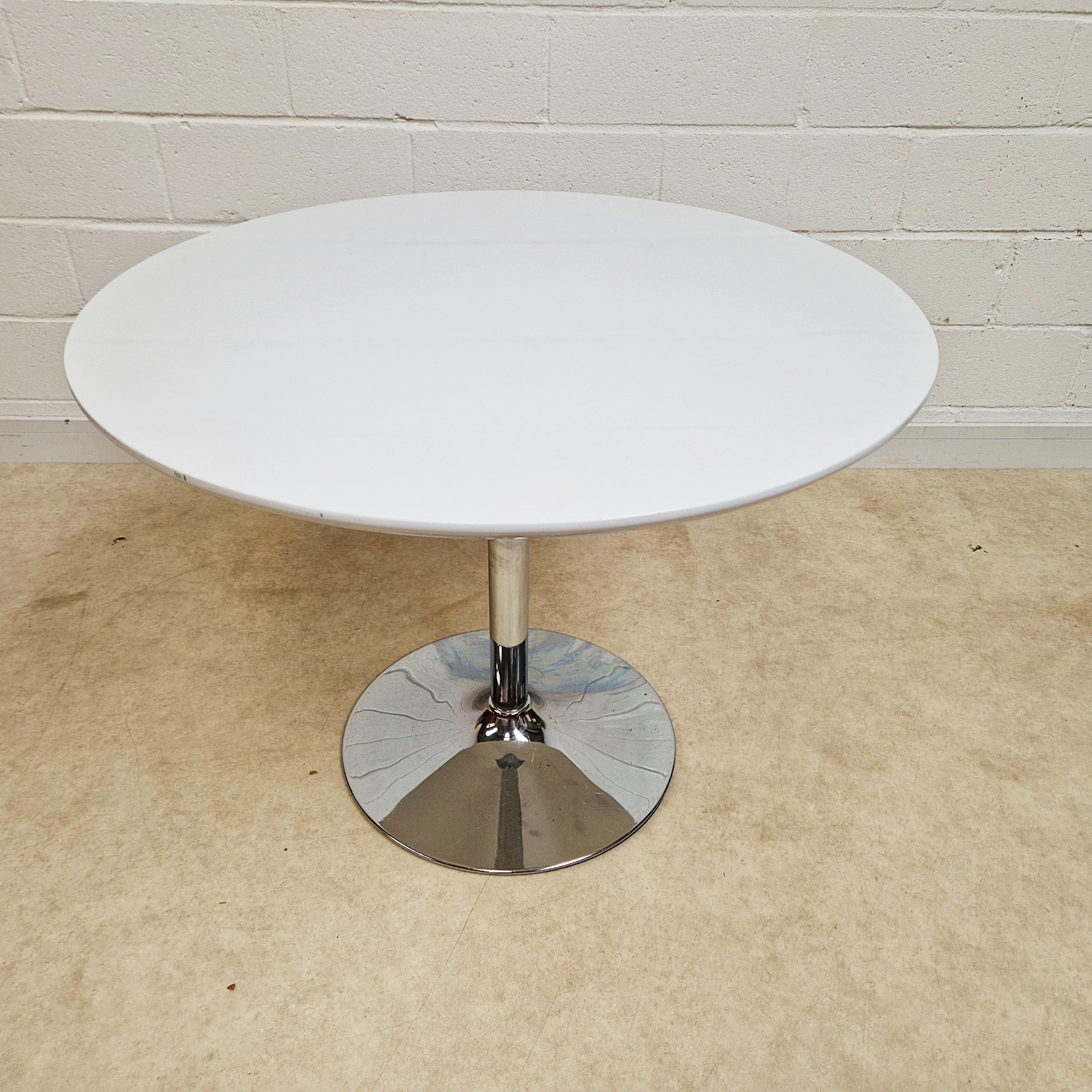 Retro Chrome Base Round Dining Table and Callgaris Jam Chair Dining Set