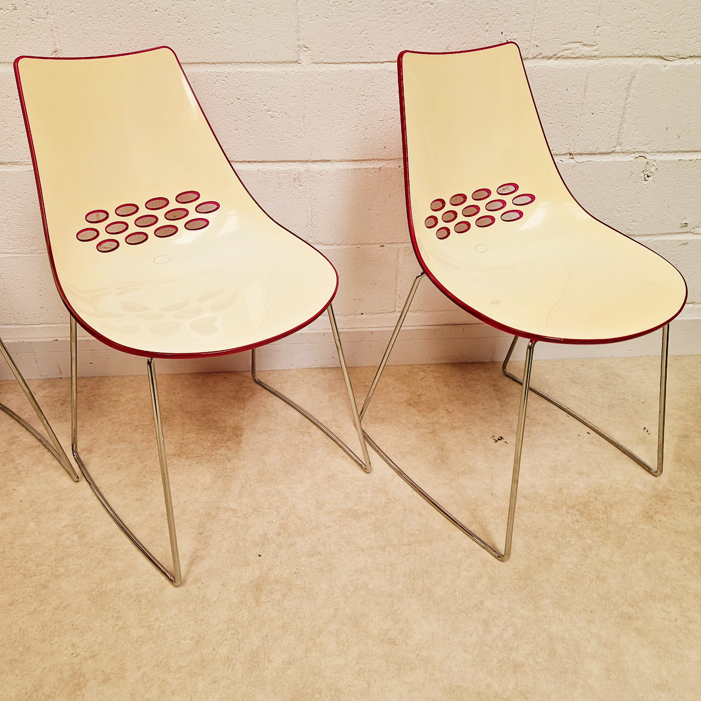 Retro Chrome Base Round Dining Table and Callgaris Jam Chair Dining Set