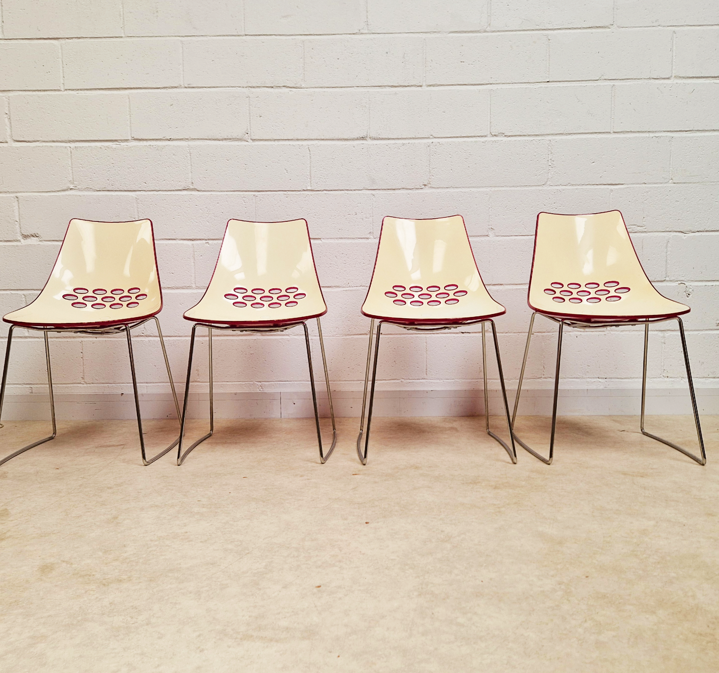 Retro Chrome Base Round Dining Table and Callgaris Jam Chair Dining Set