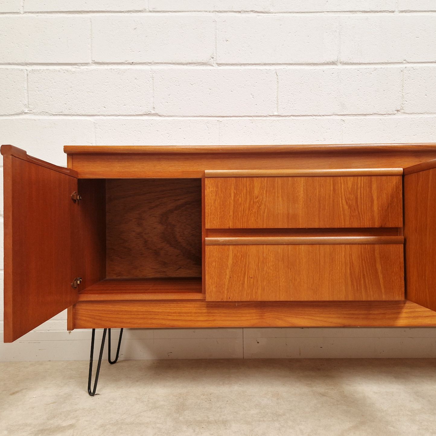 William Morris Vintage Mid Century Medium Teak Danish Design Sideboard Buffet Credenza