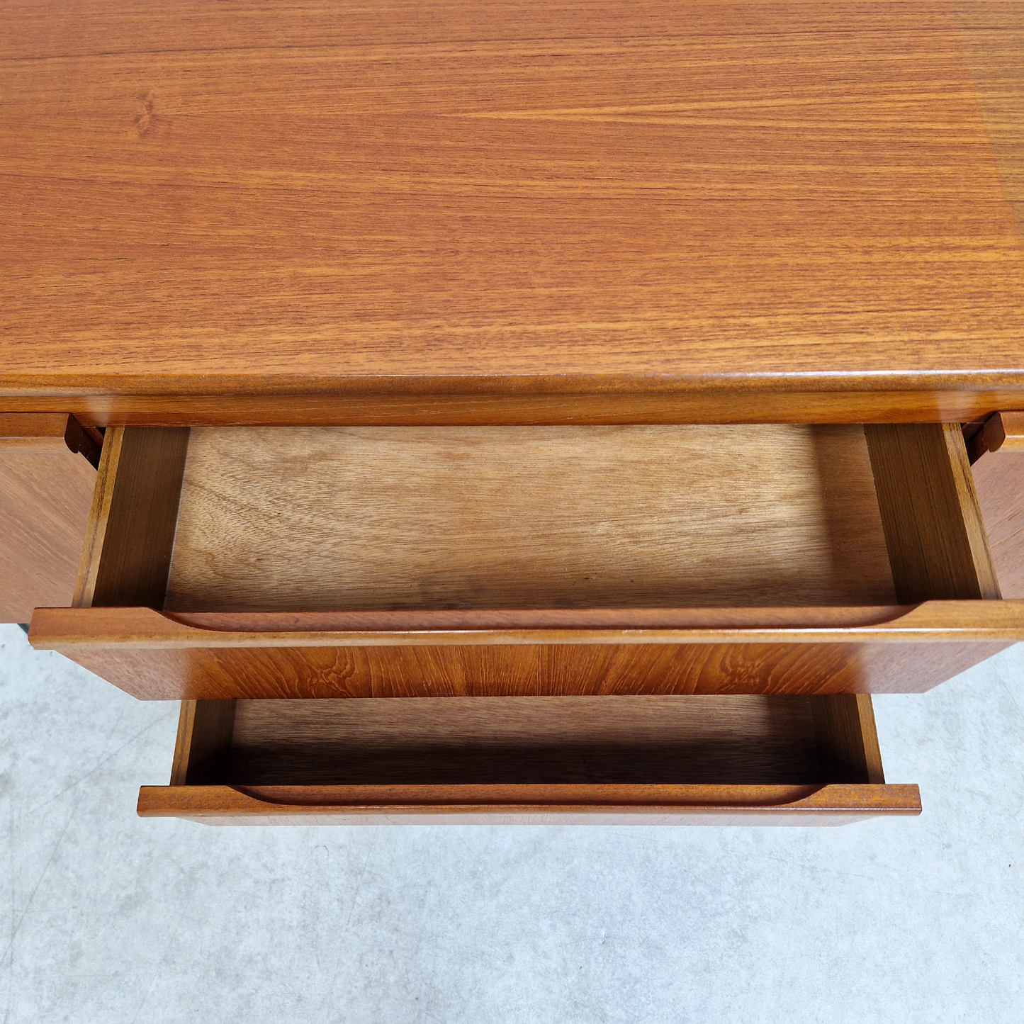 William Morris Vintage Mid Century Medium Teak Danish Design Sideboard Buffet Credenza