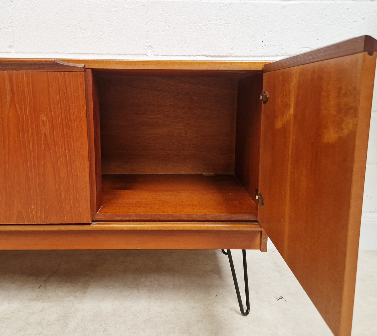 Morris Vintage Mid Century Medium Teak Danish Design Sideboard Buffet Credenza
