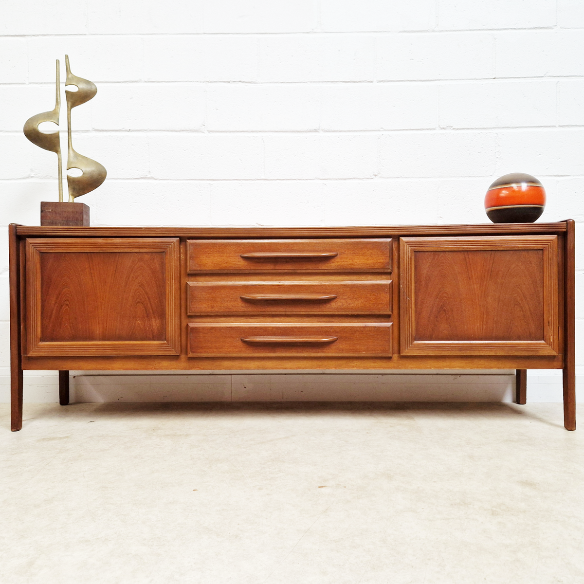 Vintage Mid Century Danish Design Medium Teak Sideboard Buffet Credenza