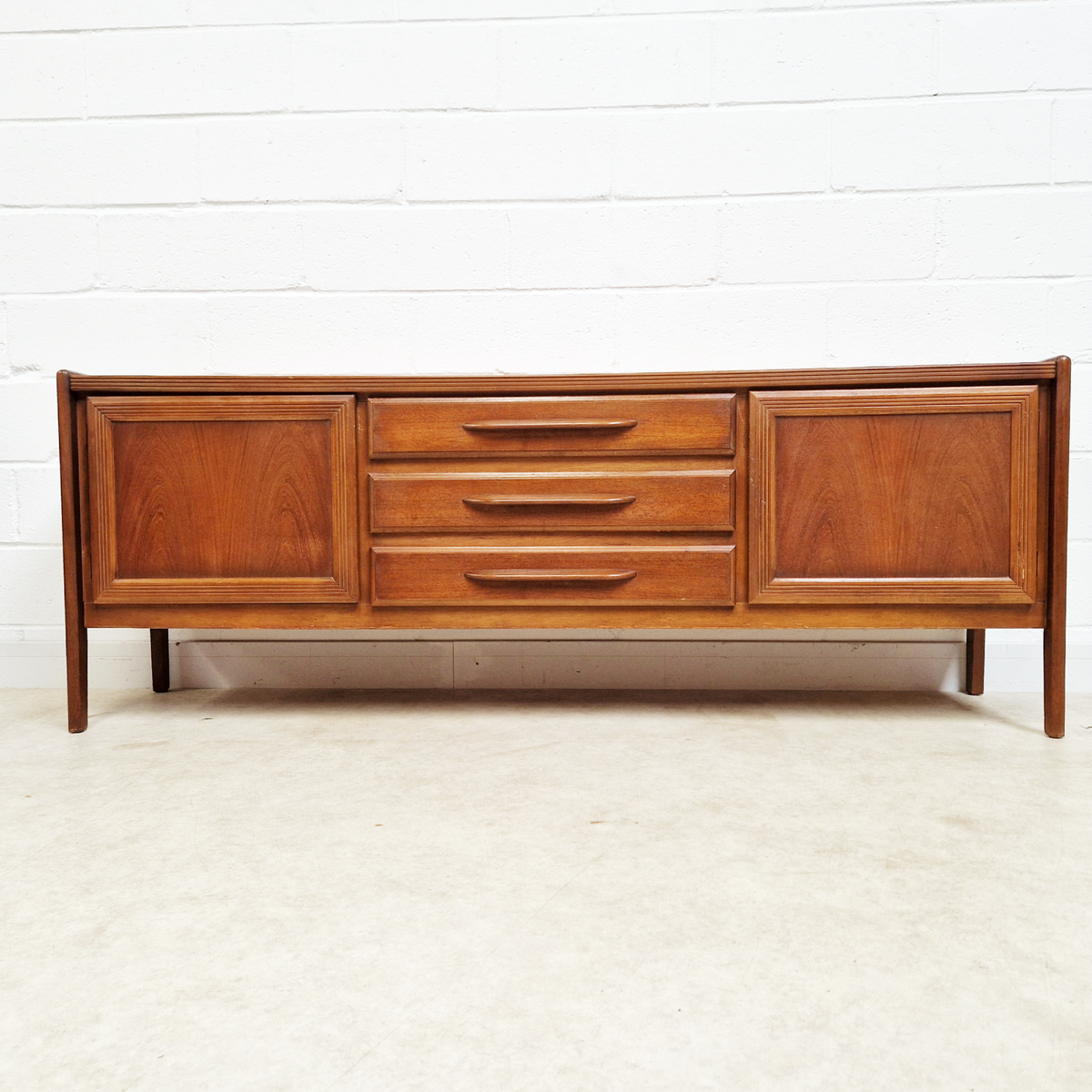 Vintage Mid Century Danish Design Medium Teak Sideboard Buffet Credenza