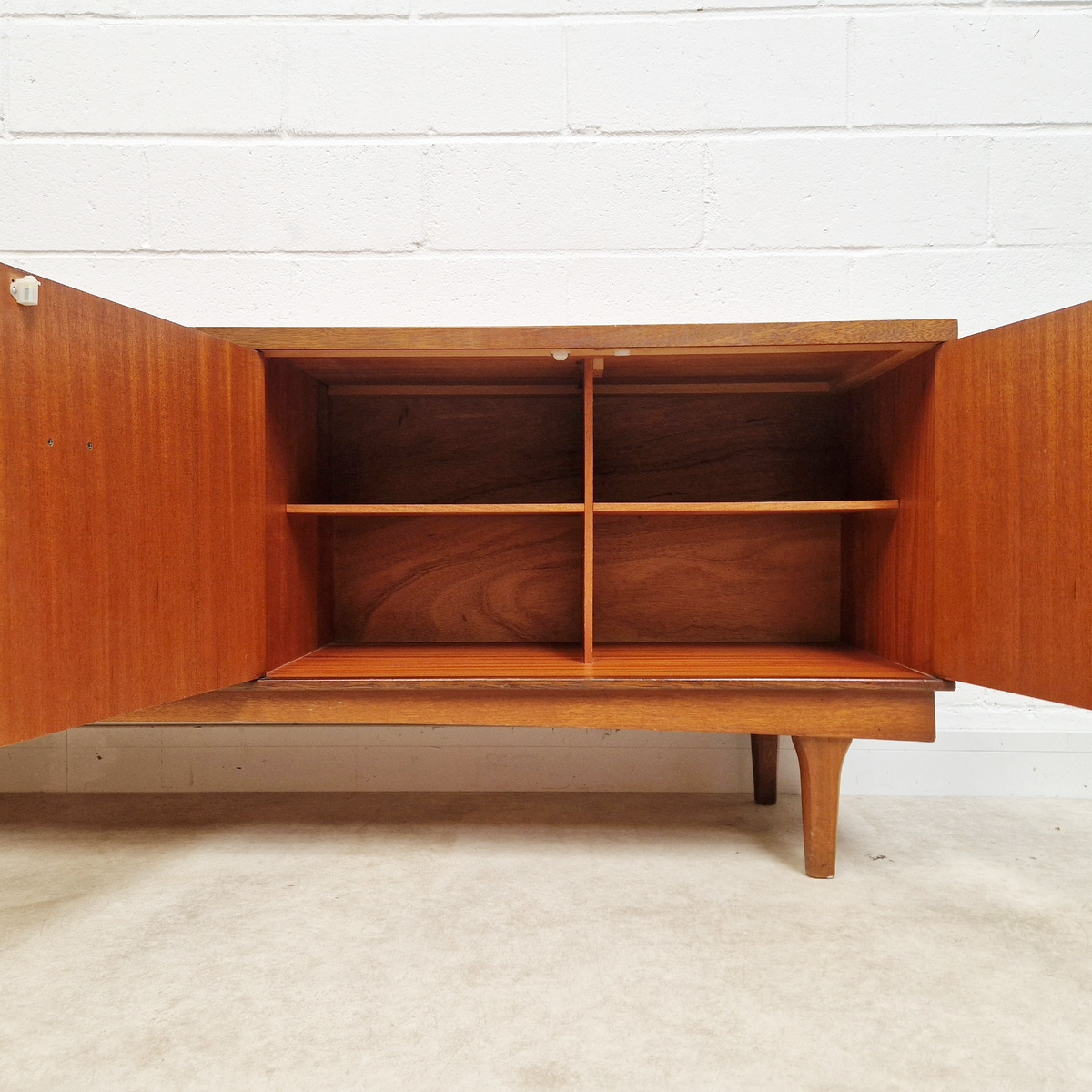 Vintage Mid Century Danish Design Medium Teak Sideboard Buffet Credenza
