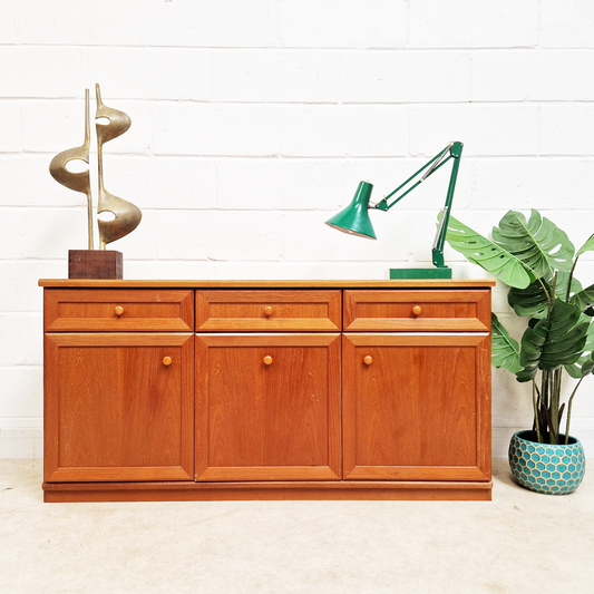 Vintage Mid Century Medium Teak Danish Design Sideboard Buffet Credenza