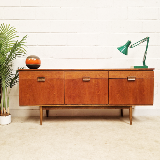 Vintage Mid Century Medium Teak Danish Design Sideboard Drinks Cabinet Credenza