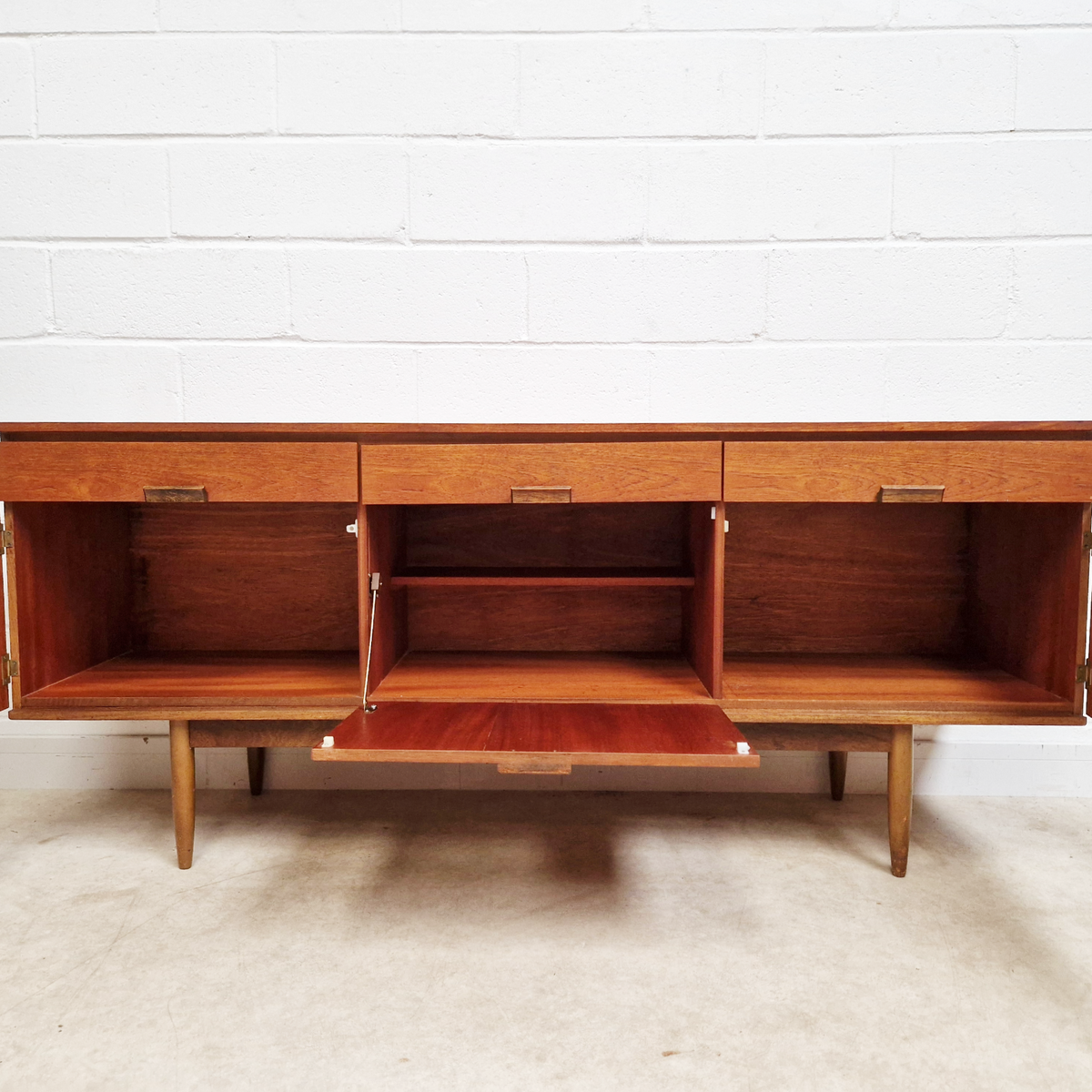 Vintage Mid Century Medium Teak Danish Design Sideboard Drinks Cabinet Credenza