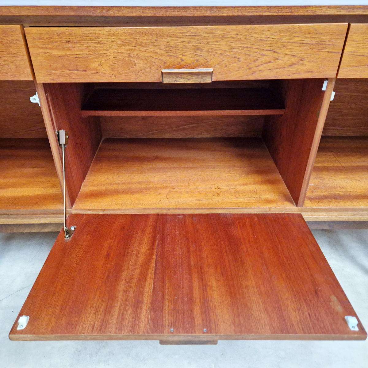 Vintage Mid Century Medium Teak Danish Design Sideboard Drinks Cabinet Credenza