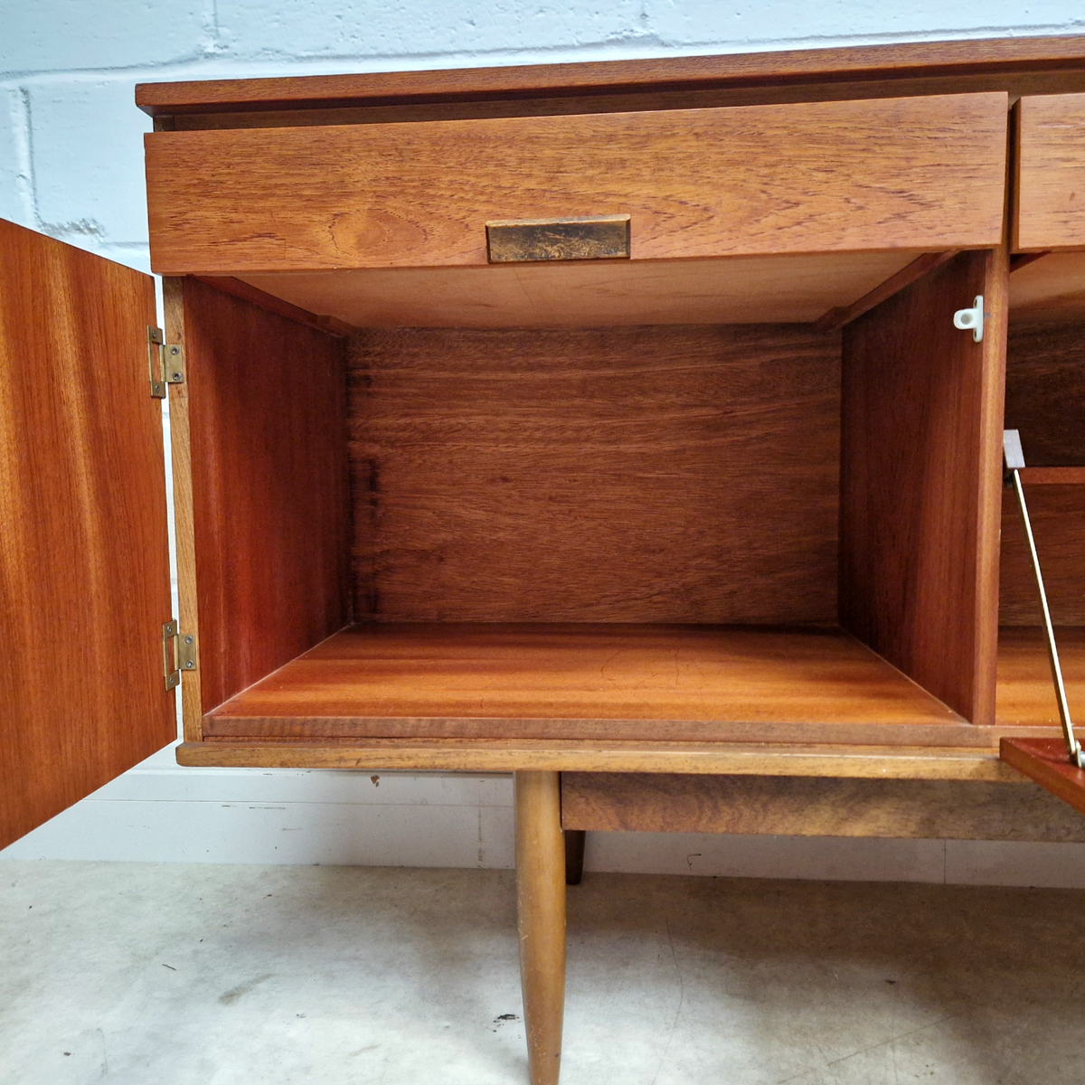 Vintage Mid Century Medium Teak Danish Design Sideboard Drinks Cabinet Credenza