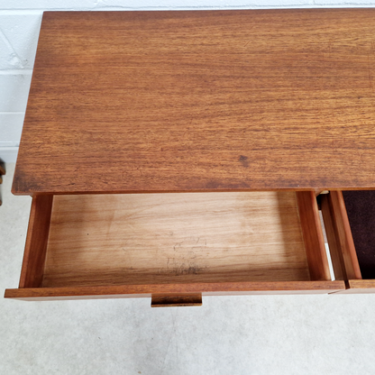 Vintage Mid Century Medium Teak Danish Design Sideboard Drinks Cabinet Credenza