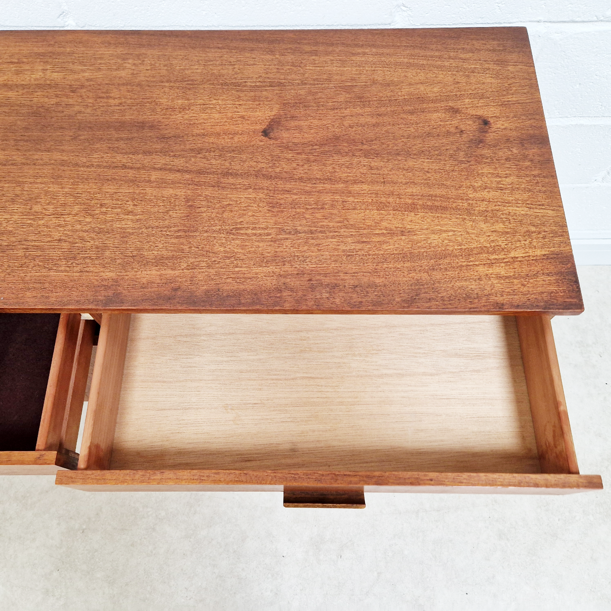 Vintage Mid Century Medium Teak Danish Design Sideboard Drinks Cabinet Credenza