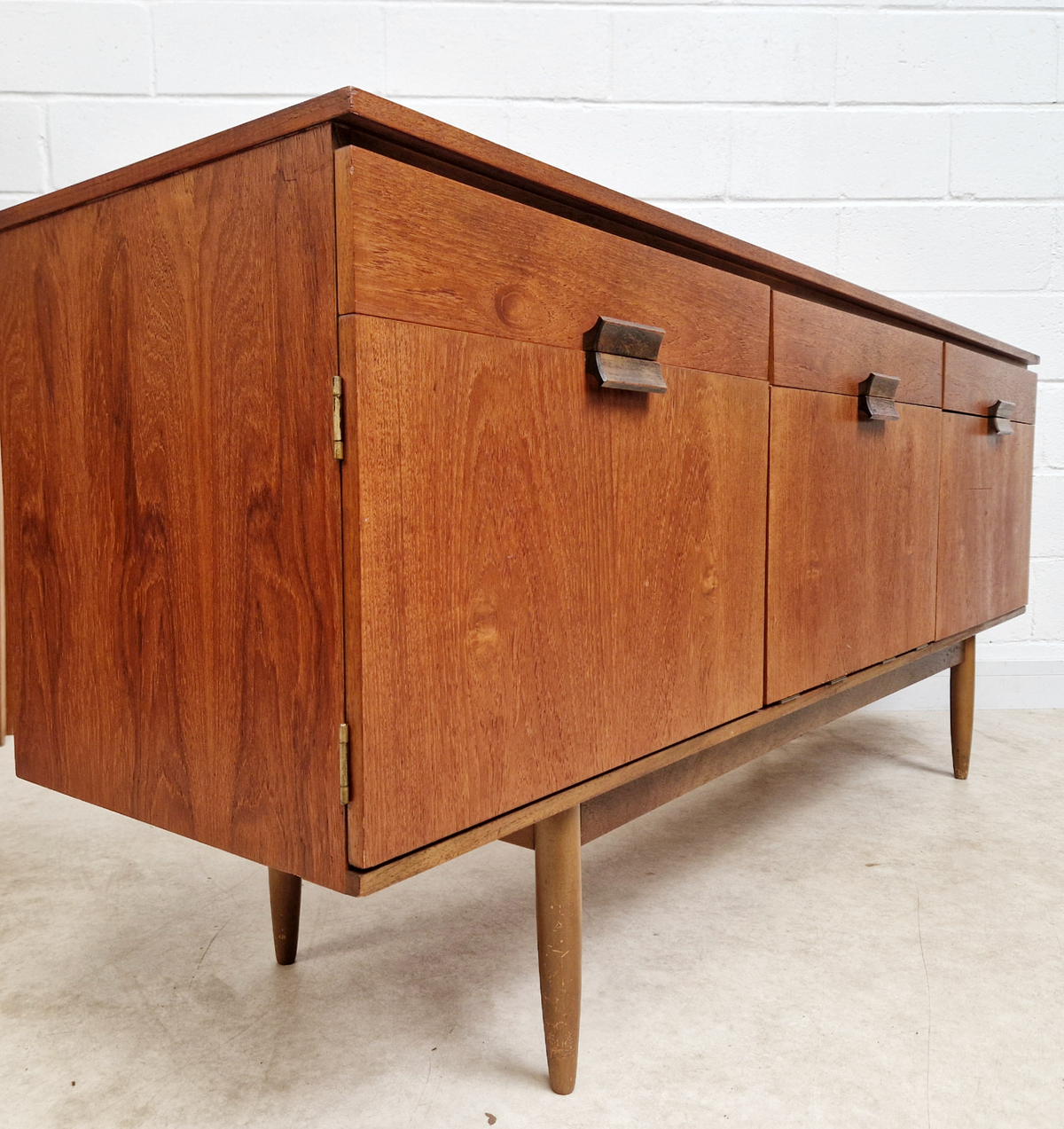 Vintage Mid Century Medium Teak Danish Design Sideboard Drinks Cabinet Credenza