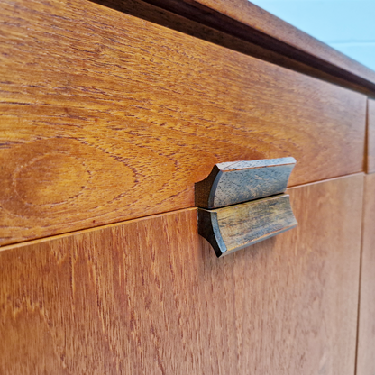 Vintage Mid Century Medium Teak Danish Design Sideboard Drinks Cabinet Credenza