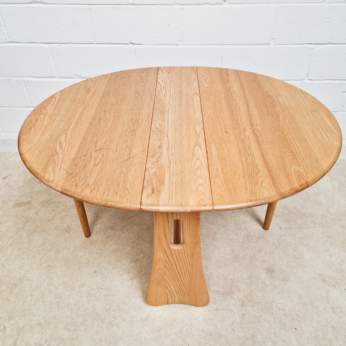 Ercol Windsor Vintage Mid Century Solid Elm Drop Leaf Gateleg Round Dining Table