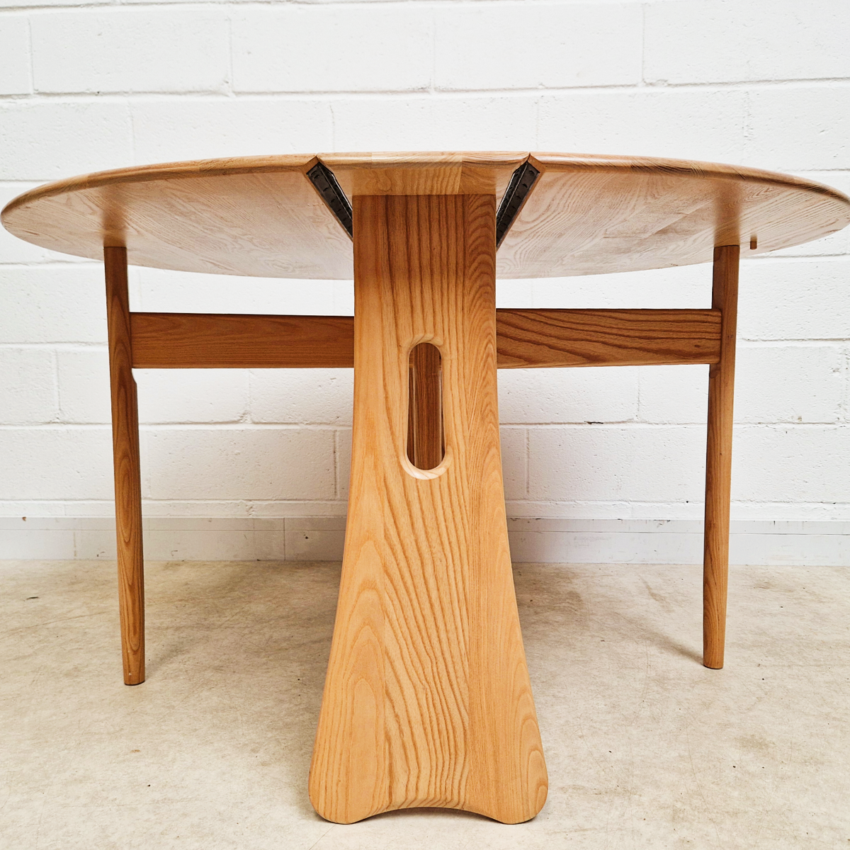 Ercol Windsor Vintage Mid Century Solid Elm Drop Leaf Gateleg Round Dining Table